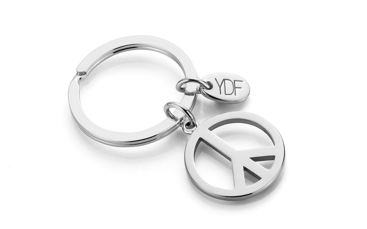 Schlüsselring mit Peace-Anhänger aus Silber und Markenanhänger mit Diamant